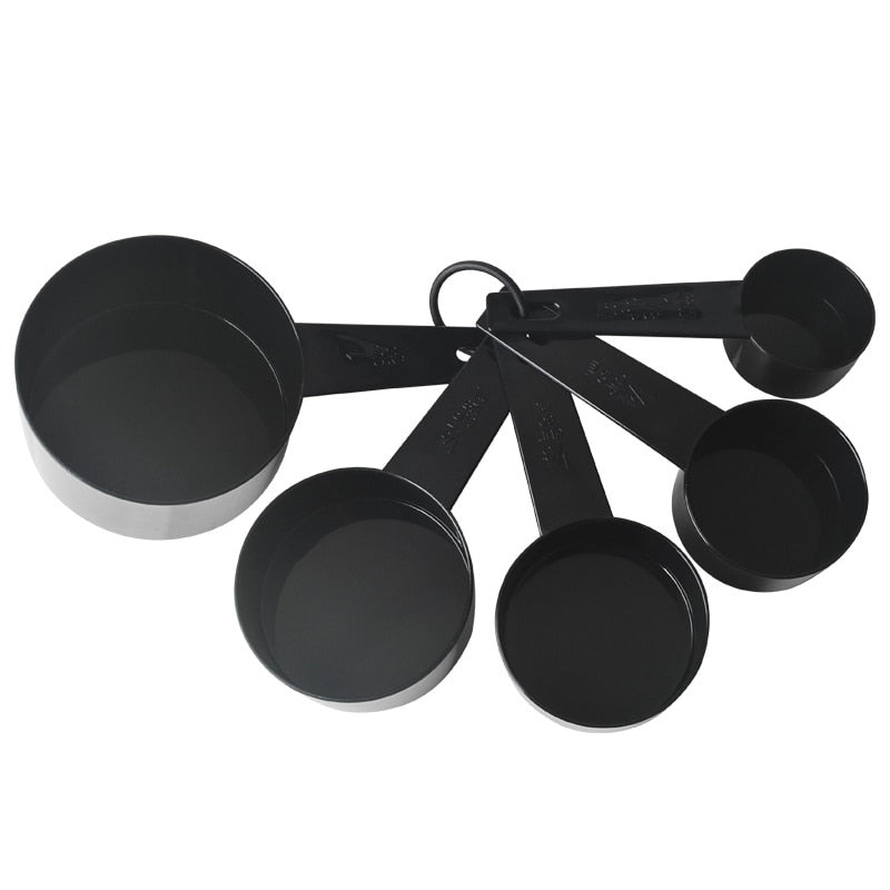 Conjunto de colheres de medição pretas em plástico com alças unidas por argola