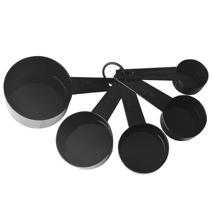 Conjunto de colheres de medição pretas em plástico com alças unidas por argola