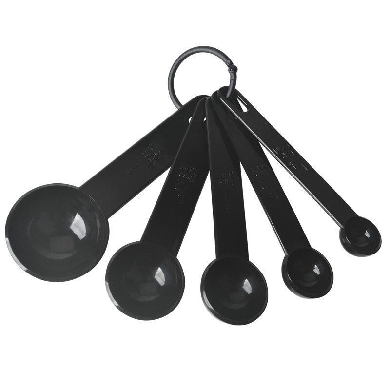 Conjunto de colheres medidoras plásticas pretas em vários tamanhos com argola