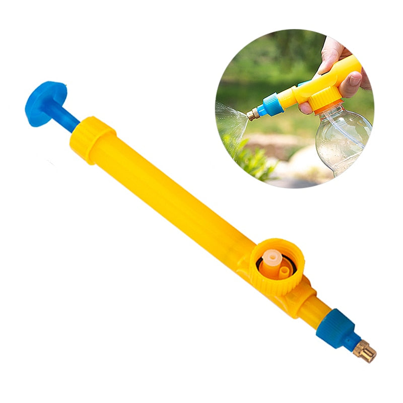 Aspersor manual amarelo e azul para pulverização de plantas, mostrado em uso com garrafa reciclável