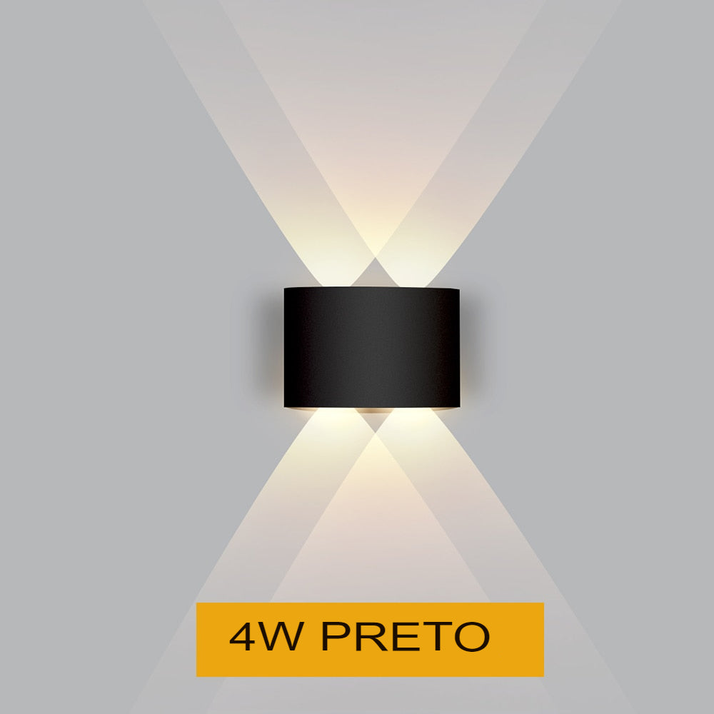 Arandela preta 4W iluminando parede com luz branca em padrão cruzado moderno