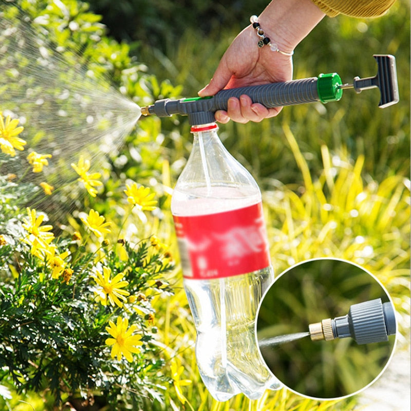 Mão usando borrifador adaptado com garrafa plástica para regar flores amarelas no jardim