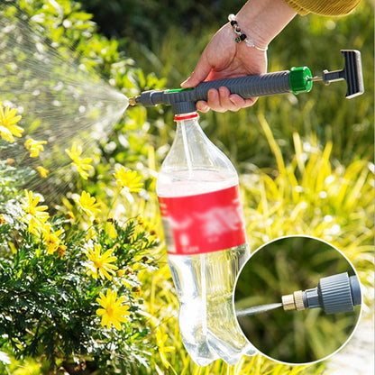 Mão usando borrifador adaptado com garrafa plástica para regar flores amarelas no jardim