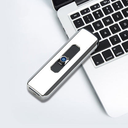 Chave digital prateada com botão azul sobre teclado de laptop moderno preto e prata