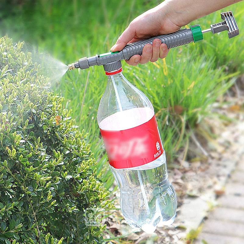 Pulverizador caseiro com garrafa plástica e mangueira para regar plantas no jardim