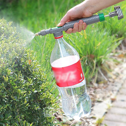 Pulverizador caseiro com garrafa plástica e mangueira para regar plantas no jardim