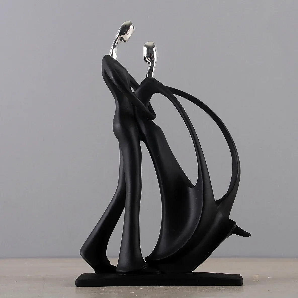 Escultura Casal Dançando em Resina Estilo Nórdico