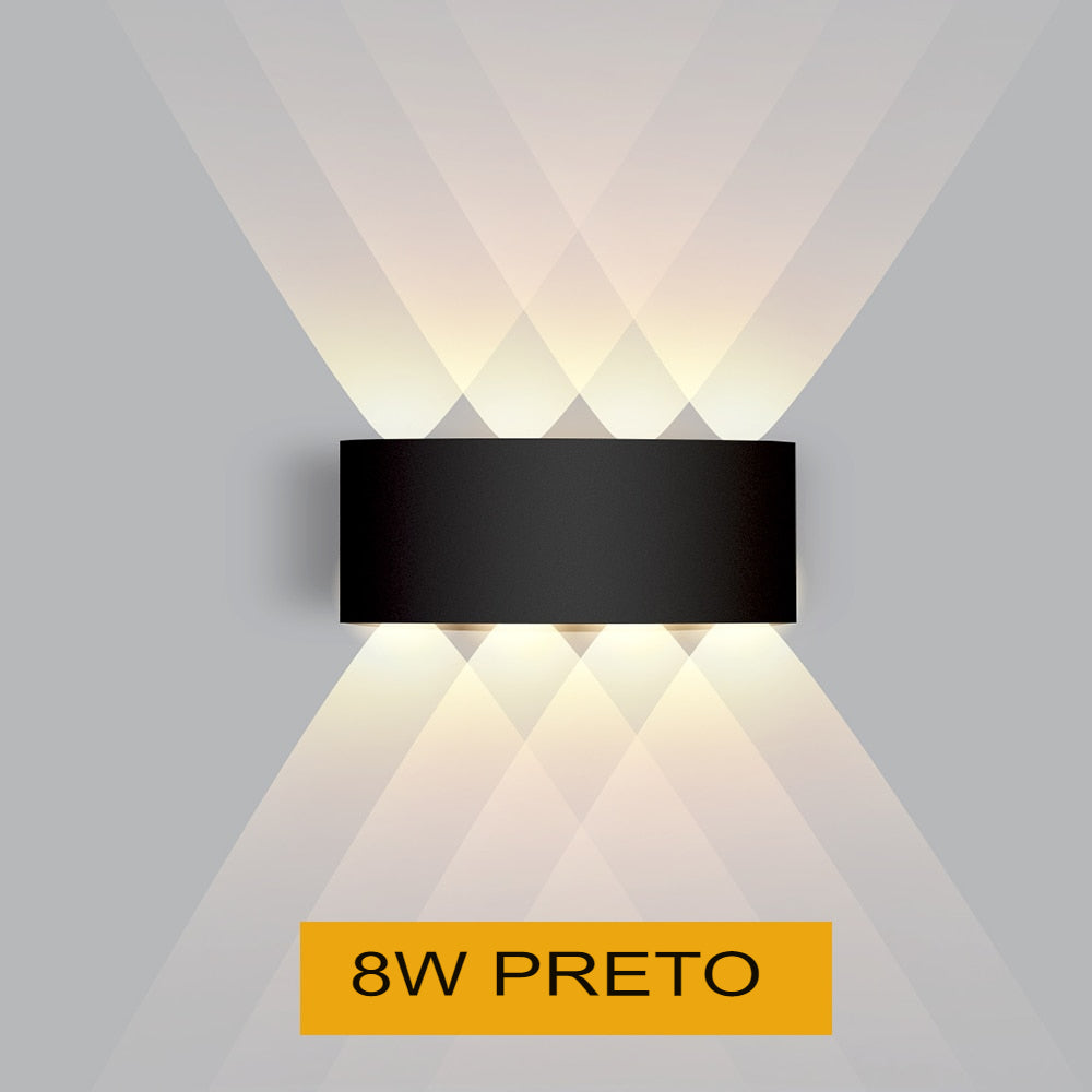 Luminária de parede preta de 8W com iluminação difusa formando padrão cruzado em fundo cinza