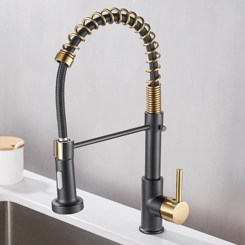 Torneira de cozinha moderna preta com detalhes dourados e design flexível em aço inox