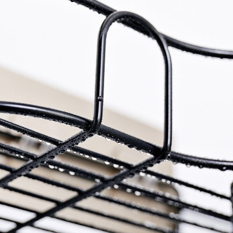 Detalhe de porta-toalhas preto com gotas de água em ambiente minimalista