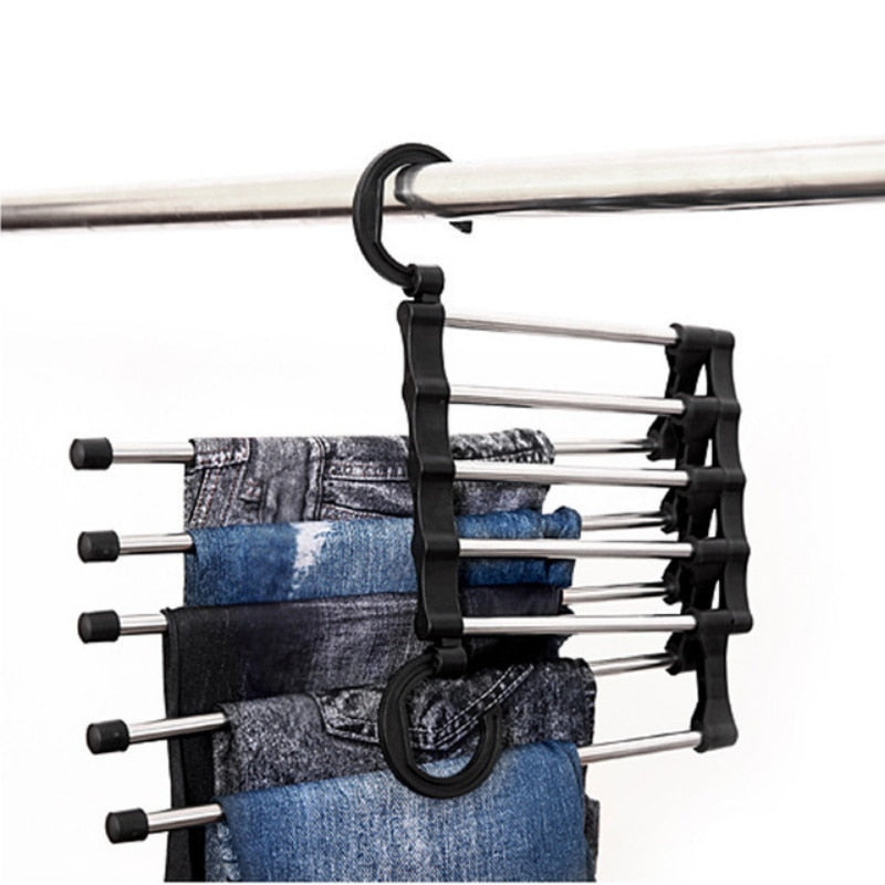 Organizador de calças multifuncional com barra giratória, pendurado com cinco calças jeans em cabide