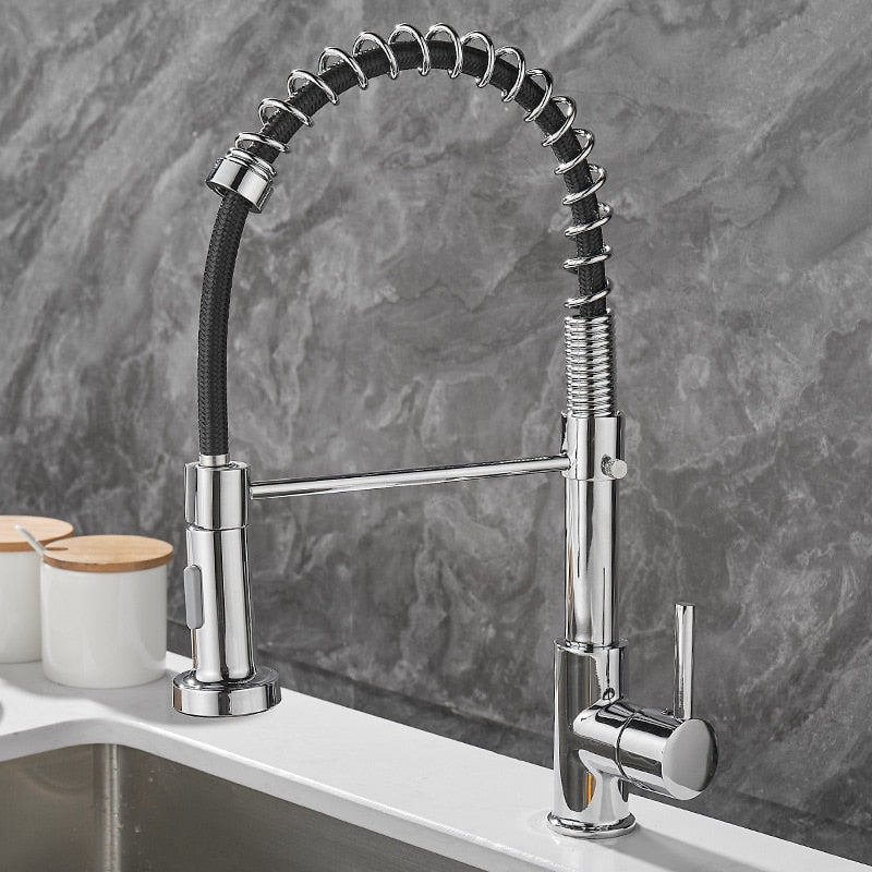 Torneira de cozinha cromada com design industrial e mangueira flexível sobre bancada branca