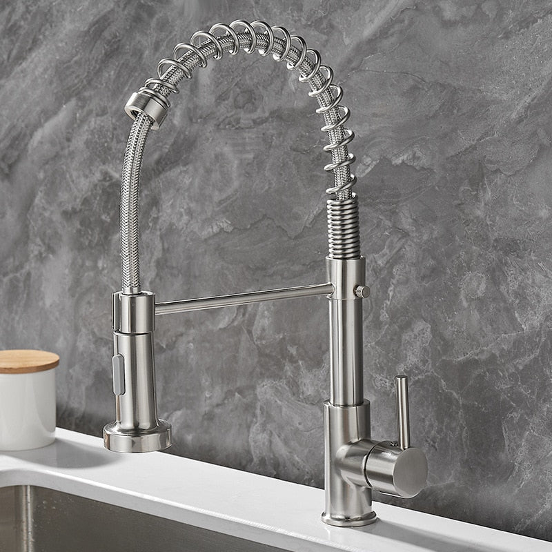 Torneira de cozinha industrial em aço inox com design moderno e flexível, bancada branca e parede cinza