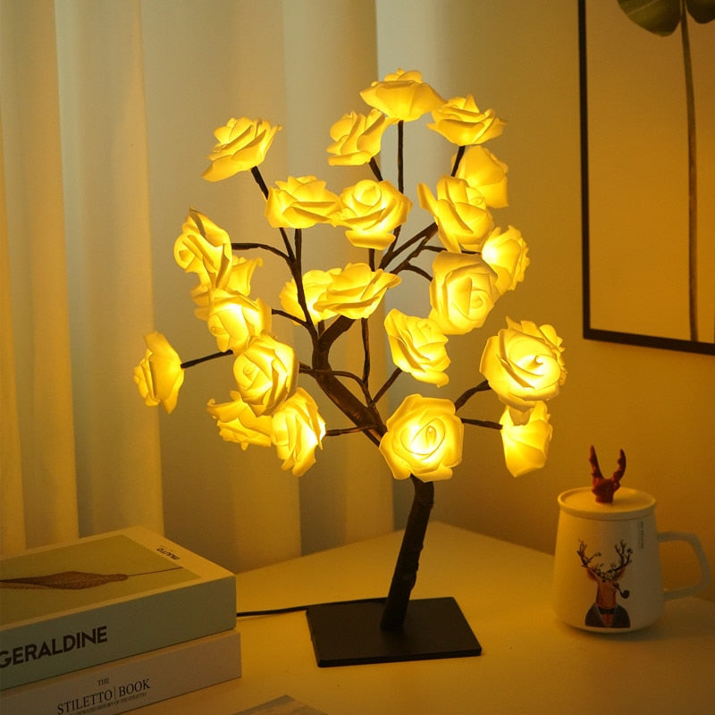 Luminária decorativa de mesa em formato de árvore com flores iluminadas amarelas, ambiente aconchegante