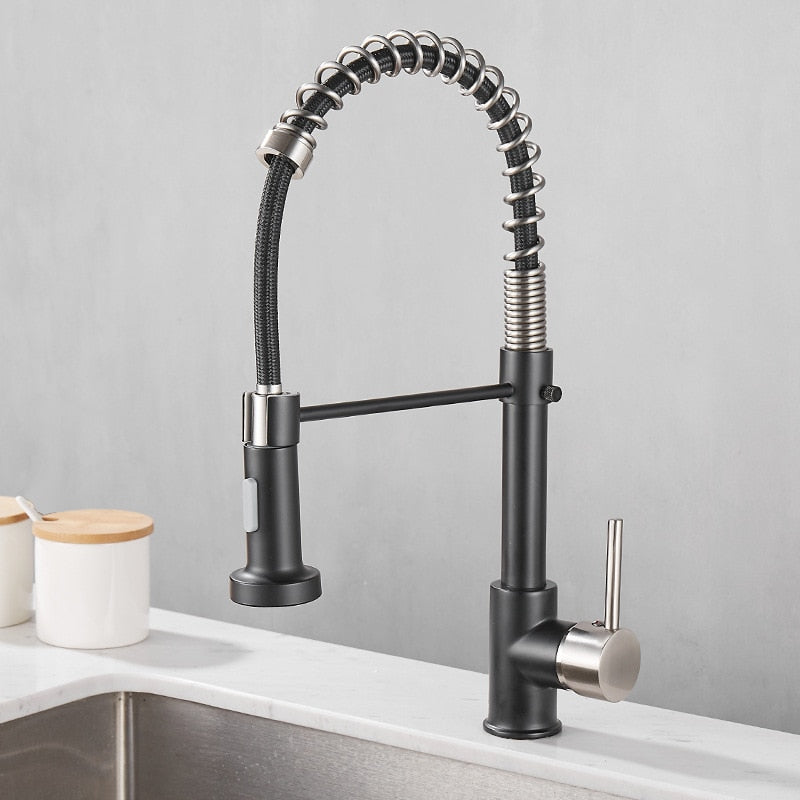 Torneira de cozinha preta com design industrial, bica articulada e alça inox em pia de granito branco