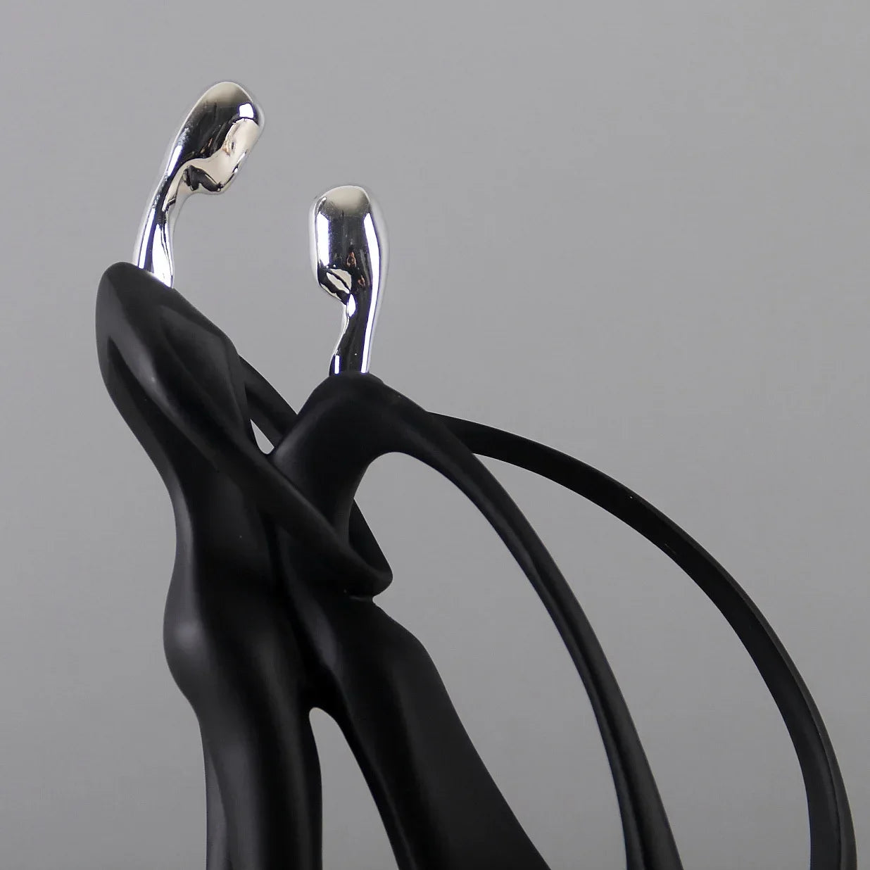 Escultura Casal Dançando em Resina Estilo Nórdico