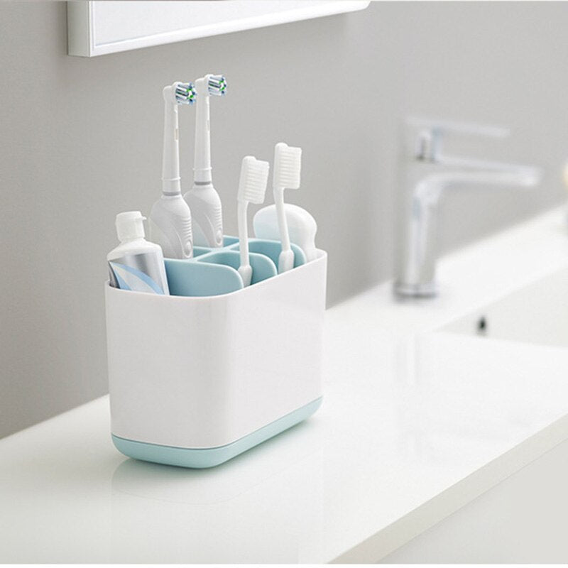 Organizador branco com escovas de dente elétricas e manuais em bancada de banheiro moderna