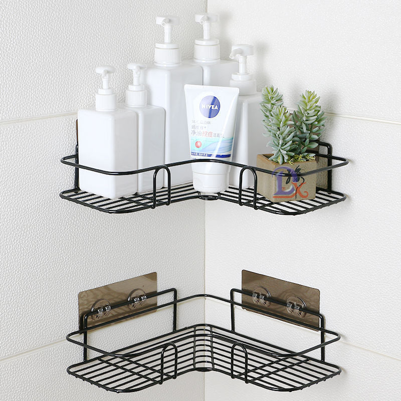 Prateleiras de canto pretas de metal para banheiro, com dispensers brancos, creme Nivea e planta suculenta