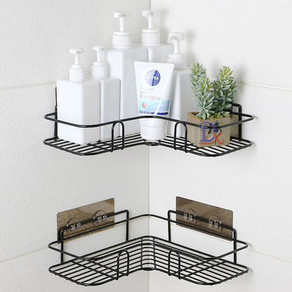 Prateleiras de canto pretas de metal para banheiro, com dispensers brancos, creme Nivea e planta suculenta