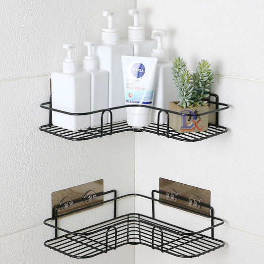 Prateleiras de canto pretas de metal para banheiro, com dispensers brancos, creme Nivea e planta suculenta