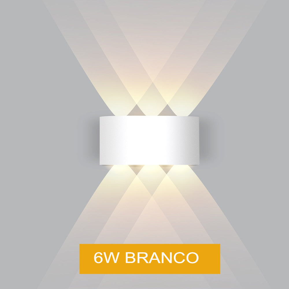 Luminária de parede branca de 6W com feixes de luz cruzados em fundo cinza