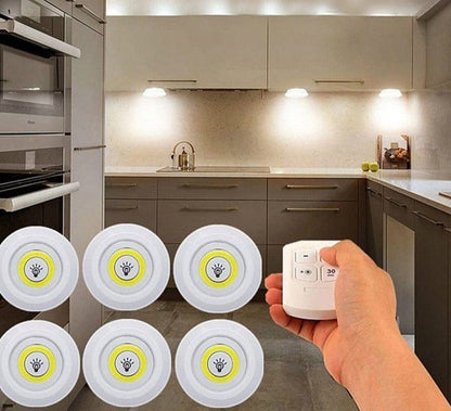 Cozinha moderna com iluminação LED embutida controlada por controle remoto branco na mão