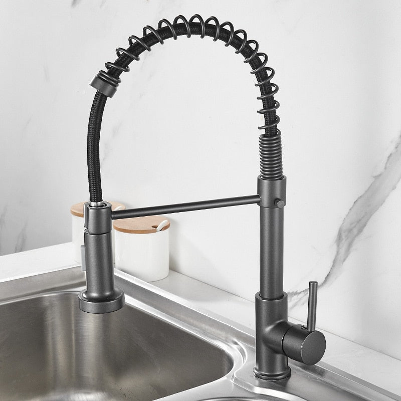Torneira de cozinha industrial preta com mangueira flexível e pia de aço inox