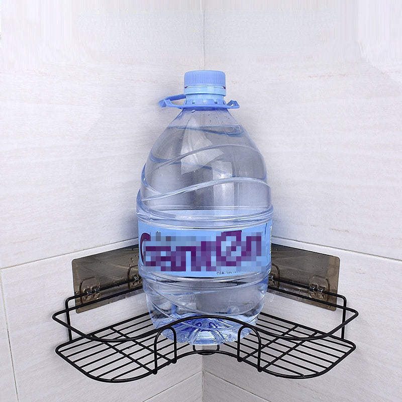 Garrafa grande de água mineral transparente com rótulo azul, em suporte preto de canto de parede