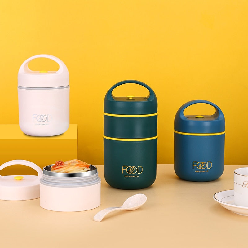 Marmitas térmicas branco e azul com design moderno, recipiente aberto com comida e colher branca
