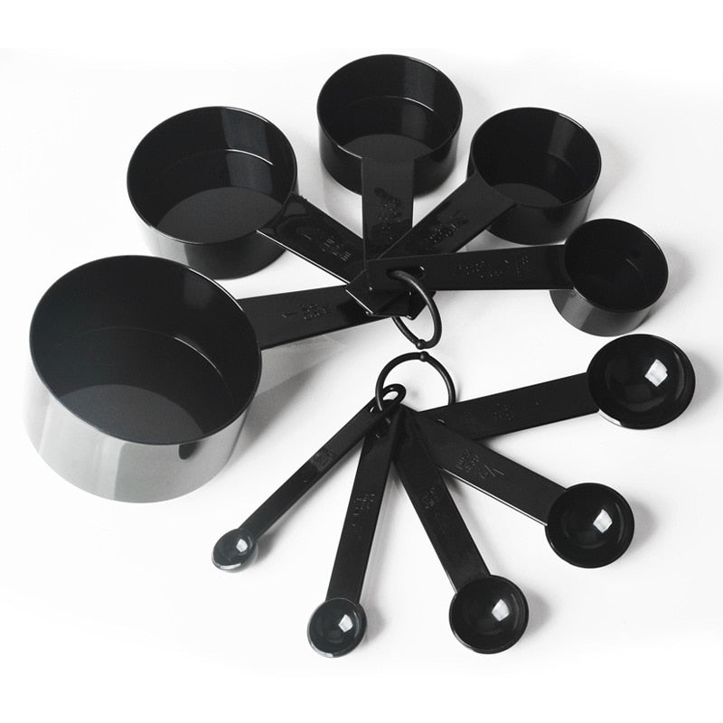 Conjunto de medidores e colheres de plástico preto para cozinha organizados em argolas