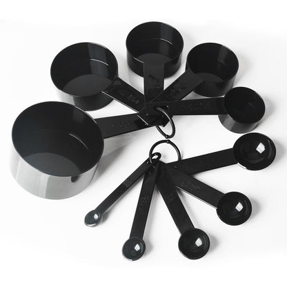 Conjunto de medidores e colheres de plástico preto para cozinha organizados em argolas