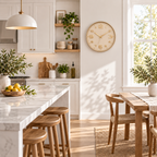 Relógio Aurum Champagne com Dourado em cozinha clara, visto de longe