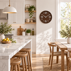 Relógio Aurum Marrom com Branco em cozinha clara, visto de longe