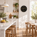 Relógio Aurum Preto com Dourado em cozinha clara, visto de longe