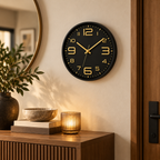 Relógio de Parede 30cm Aurum Silencioso Preto com Dourado em hall aconchegante