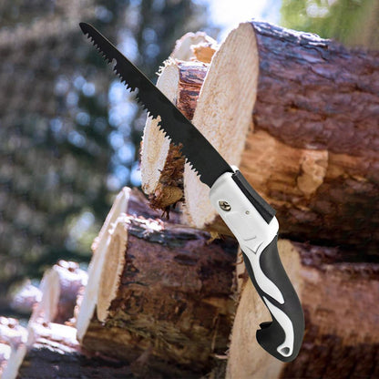 Serra manual preta e branca com cabo ergonômico cortando toras de madeira ao ar livre