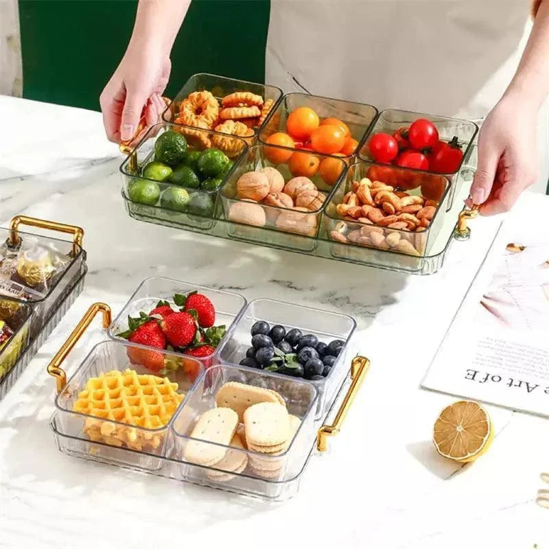 Bandejas multifuncionais transparentes com potes organizadores contendo frutas, nozes e biscoitos na mesa