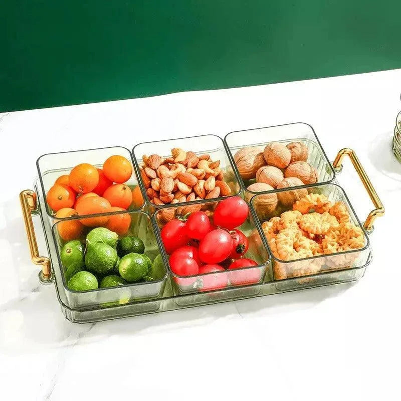 Bandeja multifuncional com potes organizadores de vidro contendo frutas, nuts e biscoitos sobre mesa branca