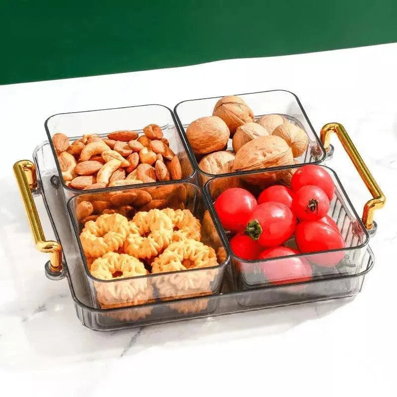 Bandeja multifuncional transparente com quatro potes organizadores contendo amêndoas, nozes, biscoitos e tomates cereja, com alças douradas