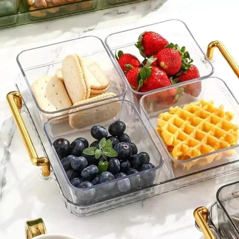 bandeja multifuncional com potes organizadores transparentes contendo morangos, mirtilos, biscoitos e waffle