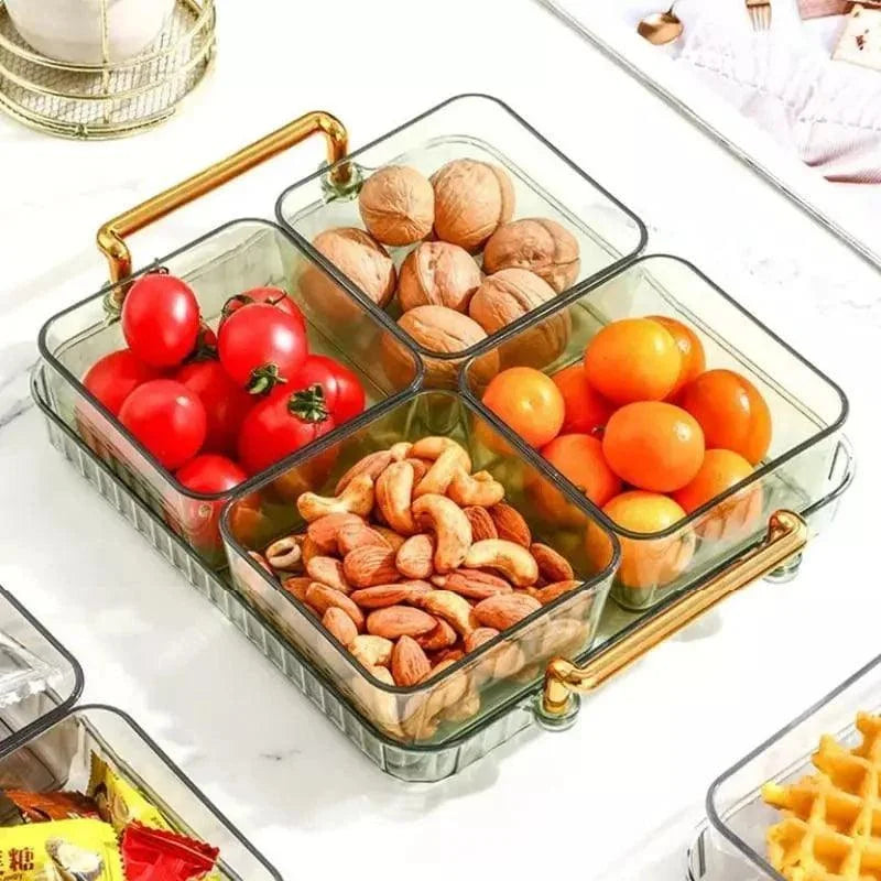 Bandeja multifuncional com quatro potes organizadores transparentes contendo tomates cereja, nozes, castanhas e tangerinas sobre mesa branca