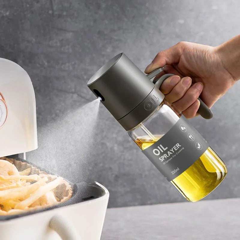 Borrifador de azeite spray de cozinha sprayando óleo sobre batatas fritas em panela branca