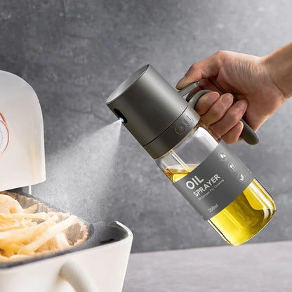 Borrifador de azeite spray de cozinha sprayando óleo sobre batatas fritas em panela branca