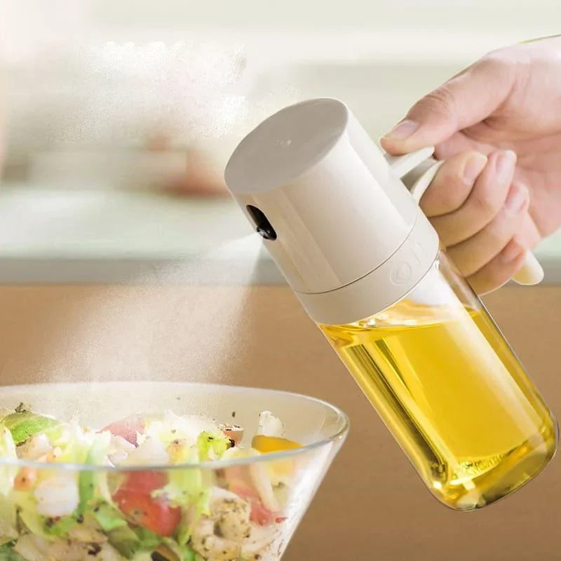 Borrifador de azeite branco Elegance spray sobre salada fresca em tigela de vidro