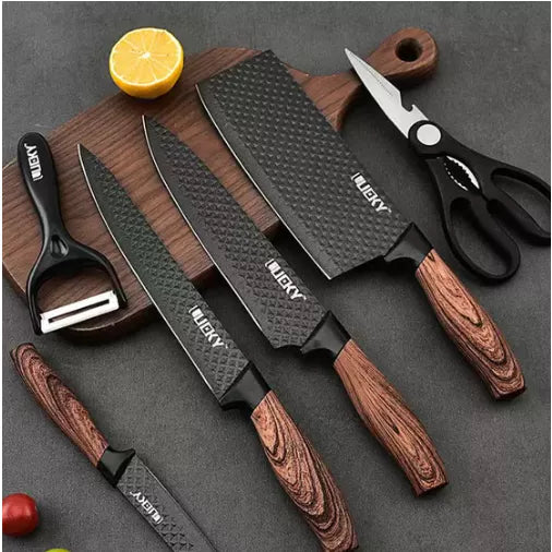 Conjunto de facas, tesoura de cozinha e descascador com cabos de madeira e lâminas texturizadas em tábua de corte