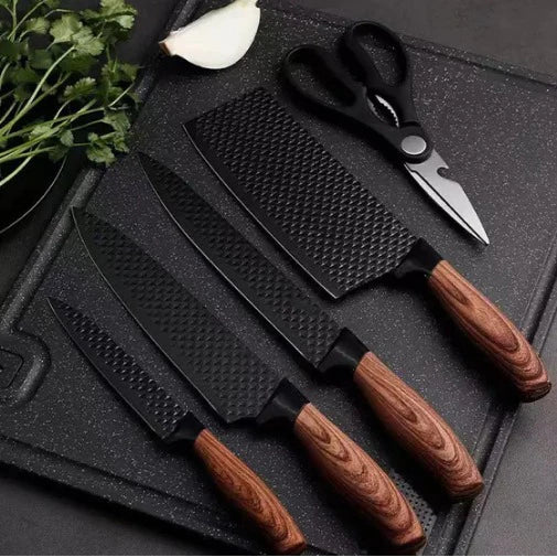 Conjunto de facas com lâminas pretas texturizadas e cabos de madeira, tesoura de cozinha e ervas frescas