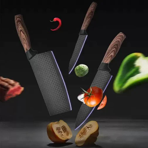 Conjunto de facas com cabos de madeira e lâminas pretas texturizadas com vegetais e pimenta ao redor