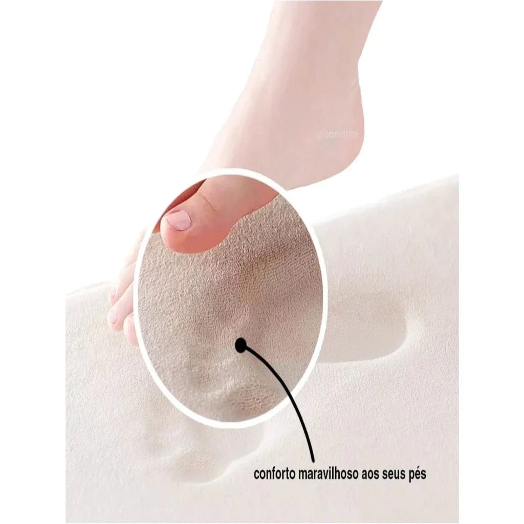 Pé tocando espuma viscoelástica macia, demonstrando conforto para os pés