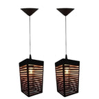 Par de luminárias pendentes quadradas em metal preto com lâmpadas visíveis e design com ripas