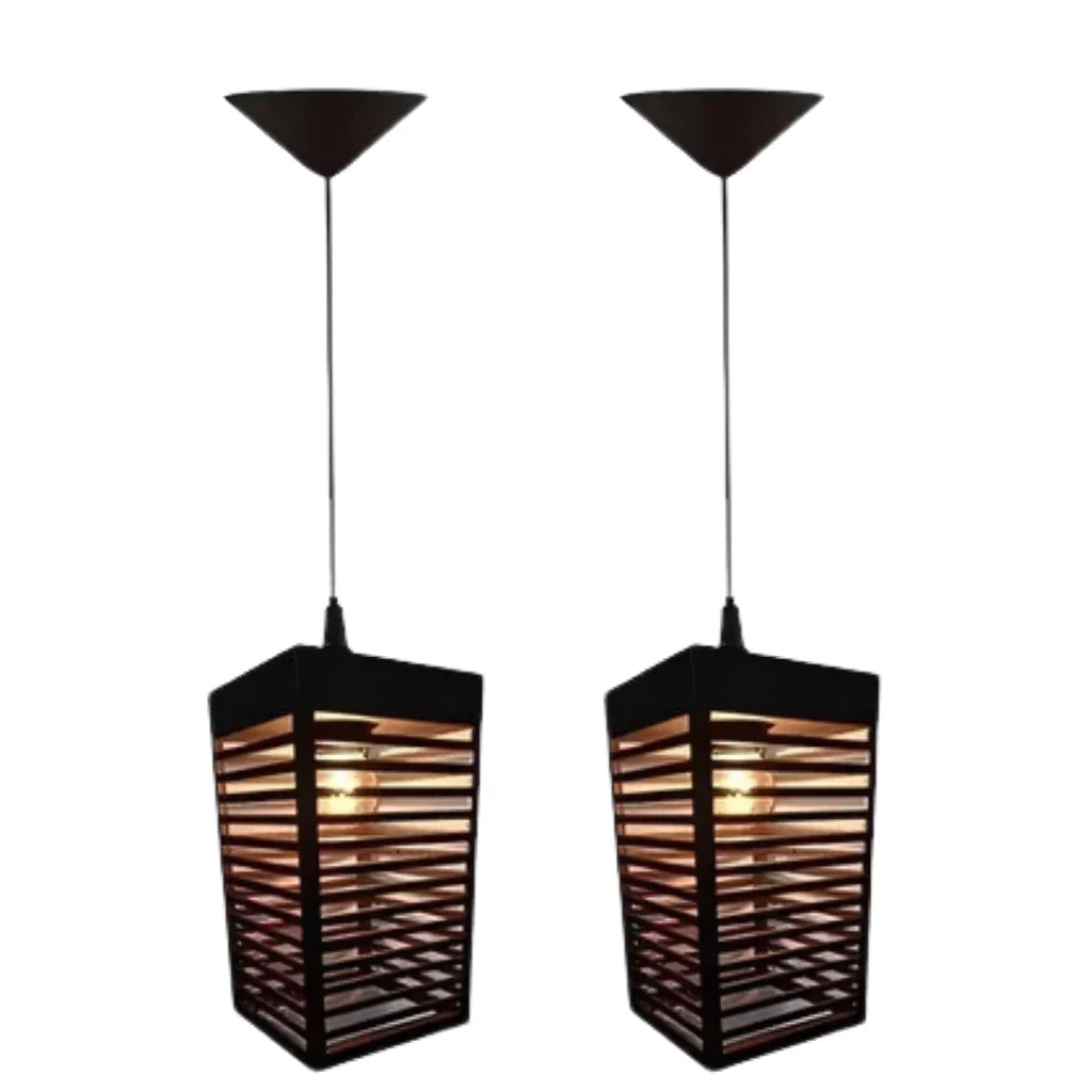 Par de luminárias pendentes quadradas em metal preto com lâmpadas visíveis e design com ripas